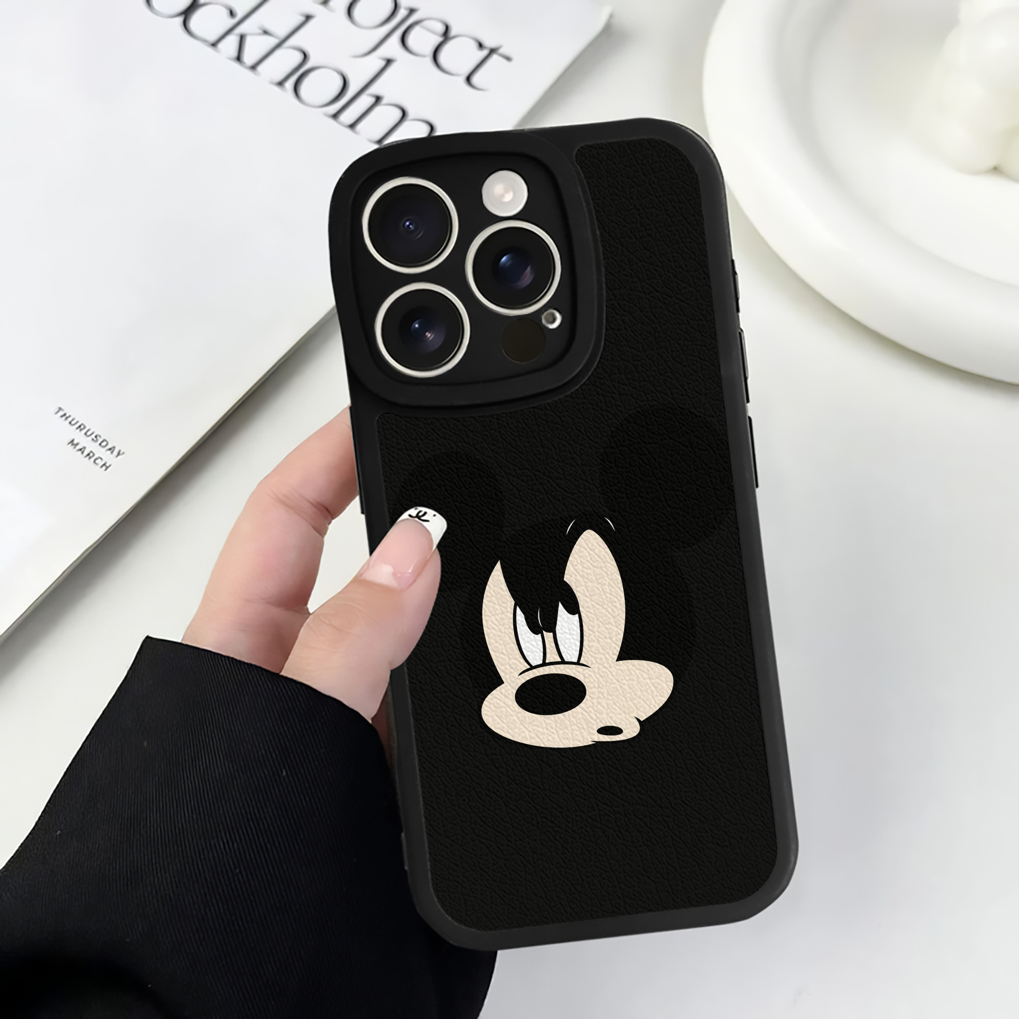 （画像用） ミッキーマウス Mickey Mouse 【iPhone 16シリーズ対応】シリコンスマホケース（レザー調） 材質：シリコン